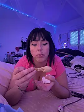 juliee1979 online show from June 11, 2026, 4:37 pm