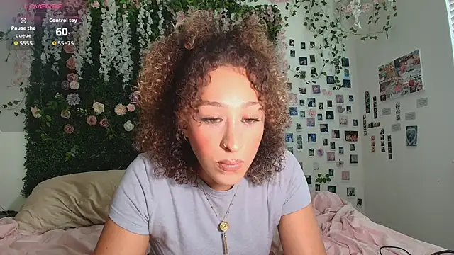 Snapshot of LyraCovee chatting on July 29, 2026, 12:21 am LyraCovee online show from July 29, 2026, 12:21 am