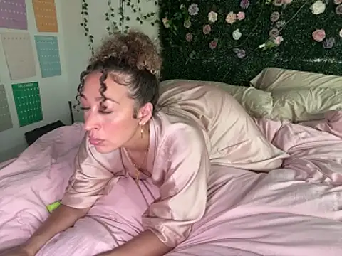 LyraCovee online show from June 7, 2026, 2:39 am