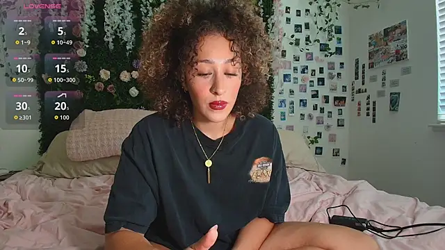 Snapshot of LyraCovee chatting on July 30, 2026, 12:21 am LyraCovee online show from July 30, 2026, 12:21 am