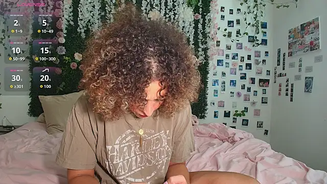 Snapshot of LyraCovee chatting on July 28, 2026, 12:18 am LyraCovee online show from July 28, 2026, 12:18 am