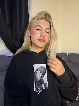 Lia-firee online show from June 18, 2026, 5:06 am