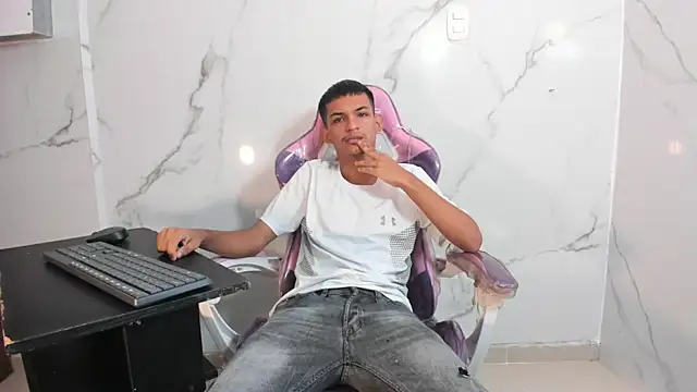 Snapshot of littlecum18 chatting on June 26, 2026, 12:00 pm littlecum18 online show from June 26, 2026, 12:00 pm
