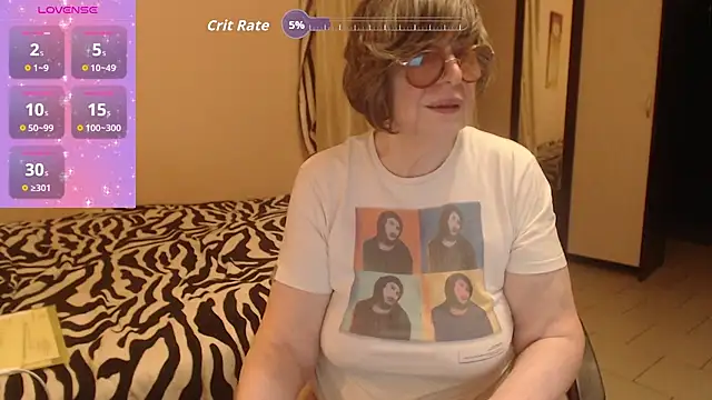 Snapshot of Sharon_Amore chatting on November 15, 2025, 6:56 pm Sharon Amore online show from November 15, 2025, 6:56 pm