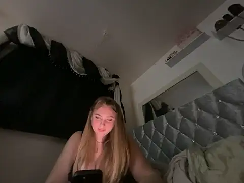 Snapshot of Violetsinxx chatting on June 14, 2026, 2:24 am Violetsinxx online show from June 14, 2026, 2:24 am