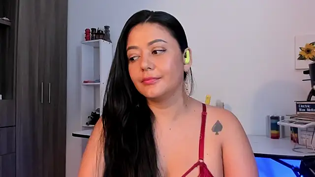 Snapshot of LauraToro_ chatting on June 13, 2026, 9:13 pm LauraToro online show from June 13, 2026, 9:13 pm