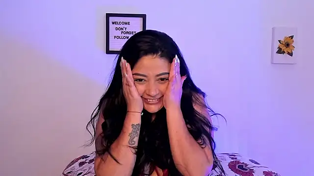 Snapshot of LauraToro_ chatting on August 5, 2026, 4:12 pm LauraToro online show from August 5, 2026, 4:12 pm
