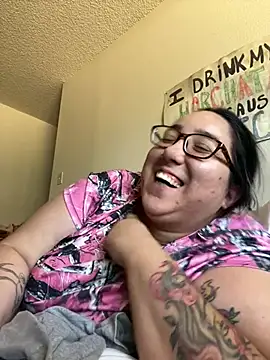 Snapshot of LatinaXQueen2 chatting on June 21, 2026, 6:36 pm LatinaXQueen2 online show from June 21, 2026, 6:36 pm
