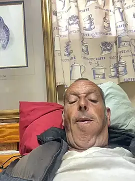 Snapshot of GeldenKuy chatting on August 3, 2026, 2:01 pm GeldenKuy online show from August 3, 2026, 2:01 pm