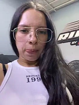miimii lovee online show from June 12, 2026, 3:21 pm