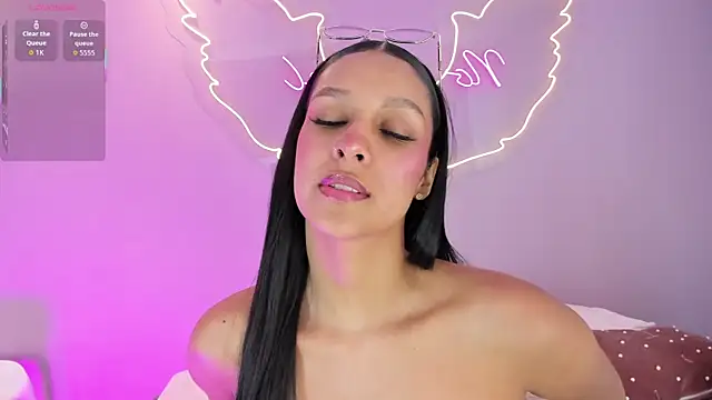 TalianaHernandez online show from July 15, 2026, 4:25 pm