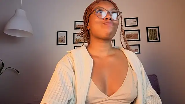 Victoria-Jacksonn online show from July 3, 2026, 8:37 pm