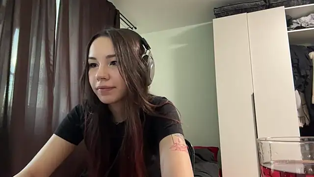 Snapshot of HotGirlMilla chatting on June 21, 2026, 6:46 pm HotGirlMilla online show from June 21, 2026, 6:46 pm