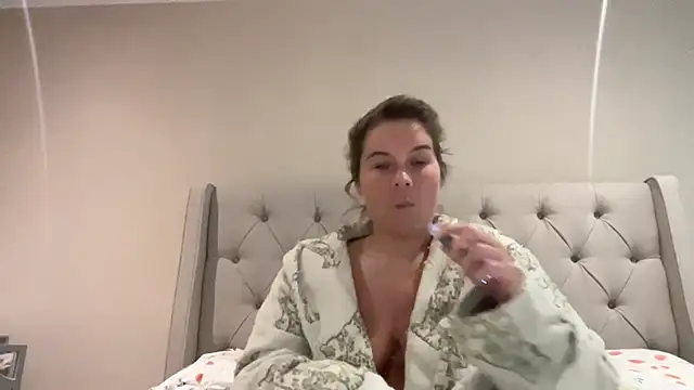 Snapshot of erincheshire chatting on June 14, 2026, 2:07 pm erincheshire online show from June 14, 2026, 2:07 pm