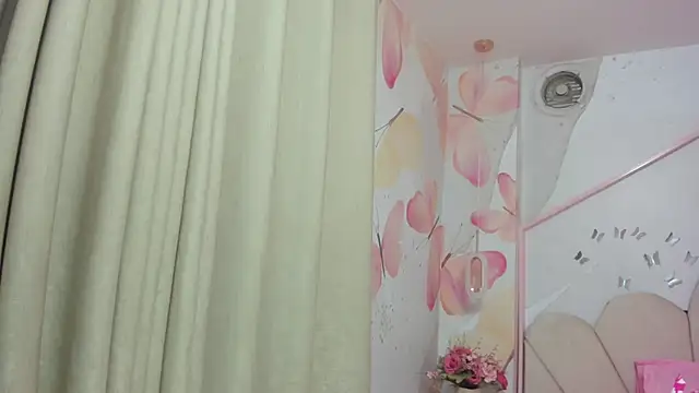 Millieskinny18 online show from June 17, 2026, 3:06 am