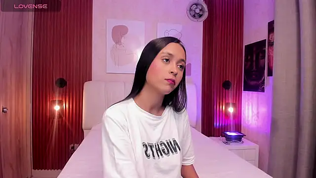 Millieskinny18 online show from July 29, 2026, 2:22 am