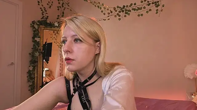 evanesssa online show from June 17, 2026, 5:51 am