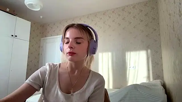 TeodoraBinney online show from June 29, 2026, 5:01 pm