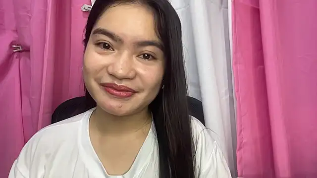 Snapshot of LouveniaDebeer chatting on June 16, 2026, 1:22 pm LouveniaDebeer online show from June 16, 2026, 1:22 pm