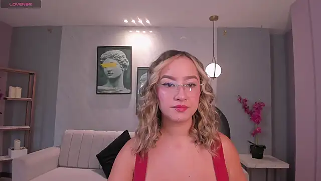 Snapshot of NovaSinclairX chatting on August 6, 2026, 12:11 pm NovaSinclairX online show from August 6, 2026, 12:11 pm