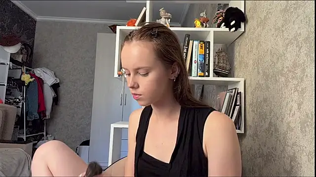 Snapshot of Mollybeans chatting on August 3, 2026, 12:11 pm Mollybeans online show from August 3, 2026, 12:11 pm