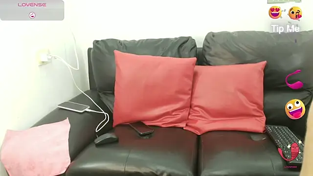 Snapshot of EMI_BLISS chatting on July 12, 2026, 2:18 pm EMI BLISS online show from July 12, 2026, 2:18 pm