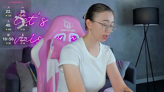 Snapshot of Lucy_Green chatting on July 9, 2026, 12:44 am Lucy Green online show from July 9, 2026, 12:44 am