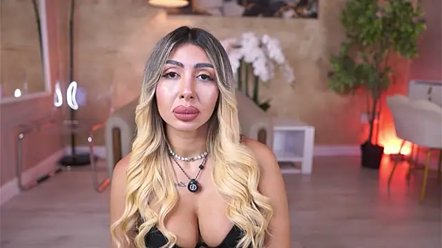 Snapshot of LucyyRosse chatting on July 4, 2026, 10:21 am LucyyRosse online show from July 4, 2026, 10:21 am