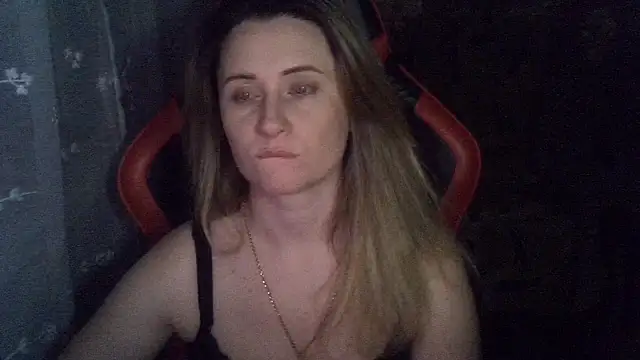 Snapshot of KiraKisskiss chatting on June 15, 2026, 7:57 pm KiraKisskiss online show from June 15, 2026, 7:57 pm