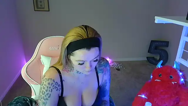 karmathevixen online show from July 11, 2026, 2:17 pm
