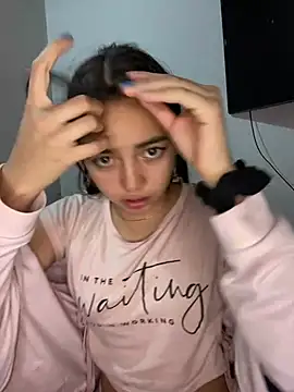 Julia valentina online show from June 30, 2026, 2:33 am