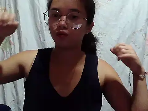 Snapshot of sophie_193 chatting on July 1, 2026, 5:13 pm sophie 193 online show from July 1, 2026, 5:13 pm