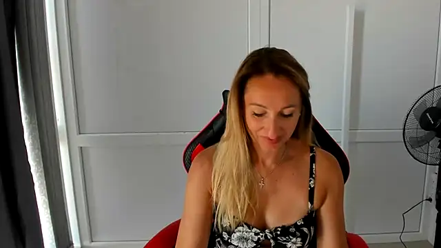 Snapshot of LilyDreamm chatting on June 28, 2026, 6:20 am LilyDreamm online show from June 28, 2026, 6:20 am