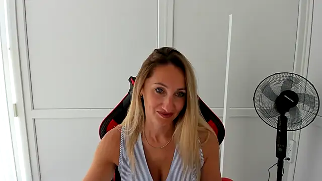 Snapshot of LilyDreamm chatting on June 23, 2026, 6:33 am LilyDreamm online show from June 23, 2026, 6:33 am