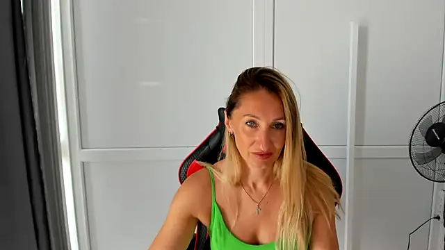 Snapshot of LilyDreamm chatting on June 29, 2026, 6:20 am LilyDreamm online show from June 29, 2026, 6:20 am
