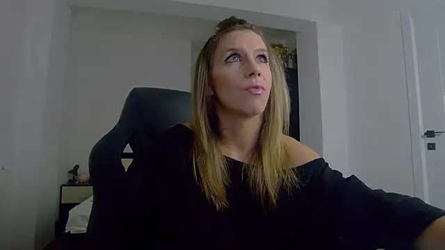 Snapshot of DedeSibel chatting on February 8, 2026, 2:37 pm DedeSibel online show from February 8, 2026, 2:37 pm