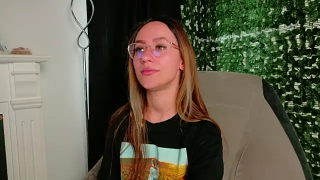 Nicole Bliss online show from July 7, 2026, 6:47 am