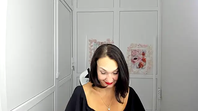 Snapshot of OliviaKateee chatting on July 17, 2026, 12:24 pm OliviaKateee online show from July 17, 2026, 12:24 pm