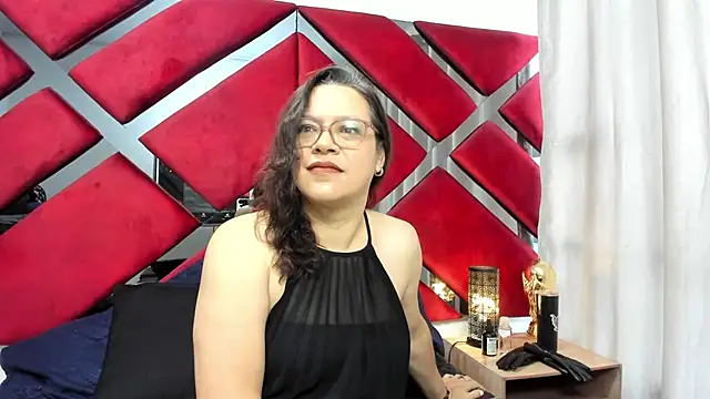 ELLE HADID online show from July 4, 2026, 12:11 pm