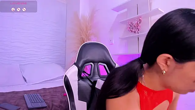 Snapshot of AylinLove_ chatting on August 6, 2026, 11:49 am AylinLove online show from August 6, 2026, 11:49 am