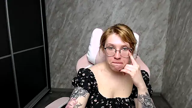 Reginasmilee online show from March 10, 2025, 11:12 am