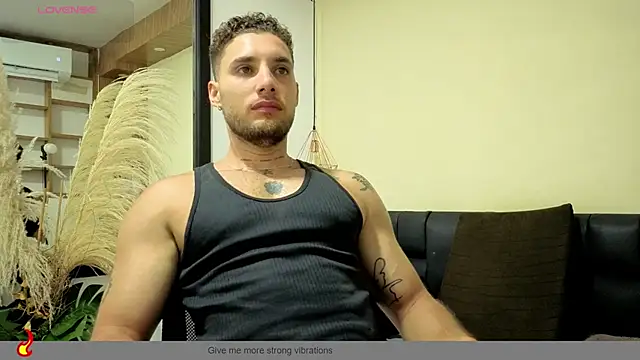 Snapshot of Kiing_001 chatting on August 2, 2026, 7:44 pm Kiing 001 online show from August 2, 2026, 7:44 pm