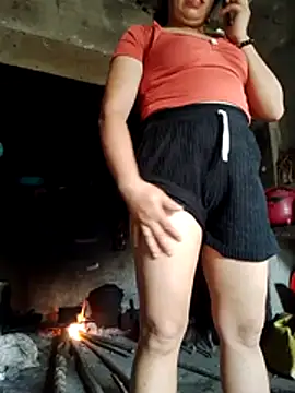 Snapshot of Moon_squirtt chatting on June 25, 2026, 5:12 am Moon squirtt online show from June 25, 2026, 5:12 am