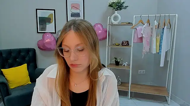 Elizabeth Hunt online show from June 26, 2026, 10:54 am