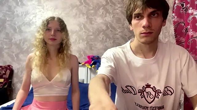 Cute  Couple  online show from July 15, 2026, 7:32 pm