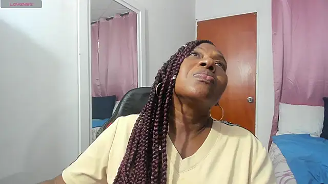 Snapshot of LupeAdams chatting on April 7, 2026, 10:22 pm LupeAdams online show from April 7, 2026, 10:22 pm
