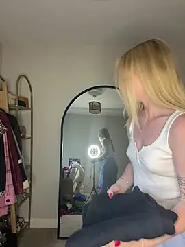 Snapshot of bleurose18 chatting on August 1, 2026, 7:34 pm bleurose18 online show from August 1, 2026, 7:34 pm