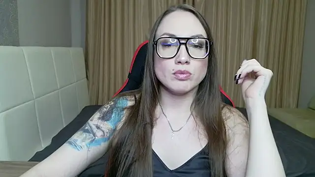 Snapshot of CarolineGlow_ chatting on July 21, 2026, 5:14 pm CarolineGlow online show from July 21, 2026, 5:14 pm