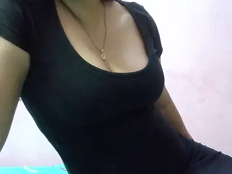 KIARA THE  QUEEN online show from July 17, 2026, 1:52 pm