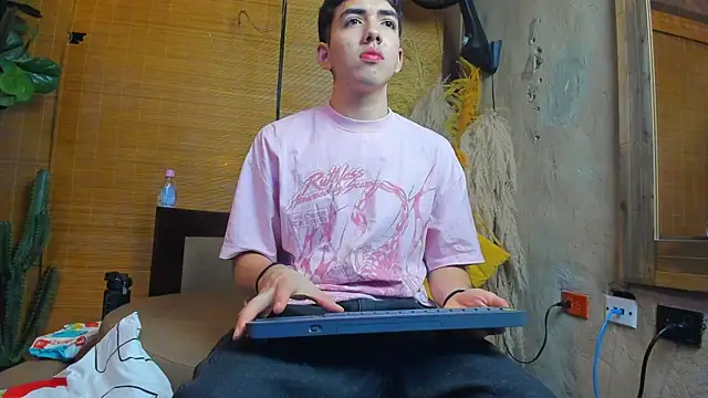 Snapshot of AxelStong chatting on July 19, 2026, 11:29 am AxelStong online show from July 19, 2026, 11:29 am